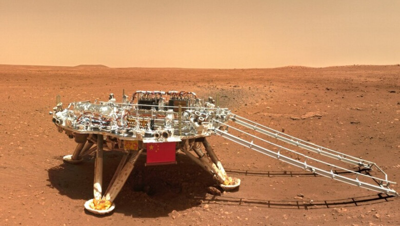 Roverul chinezesc Zhurong este fotografiat cu o cameră remote în regiunea Utopia Planitia de pe Marte pe 11 iunie 2021.