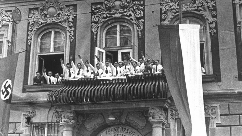 tineri austrieci intr-un balcon fac salutul nazist