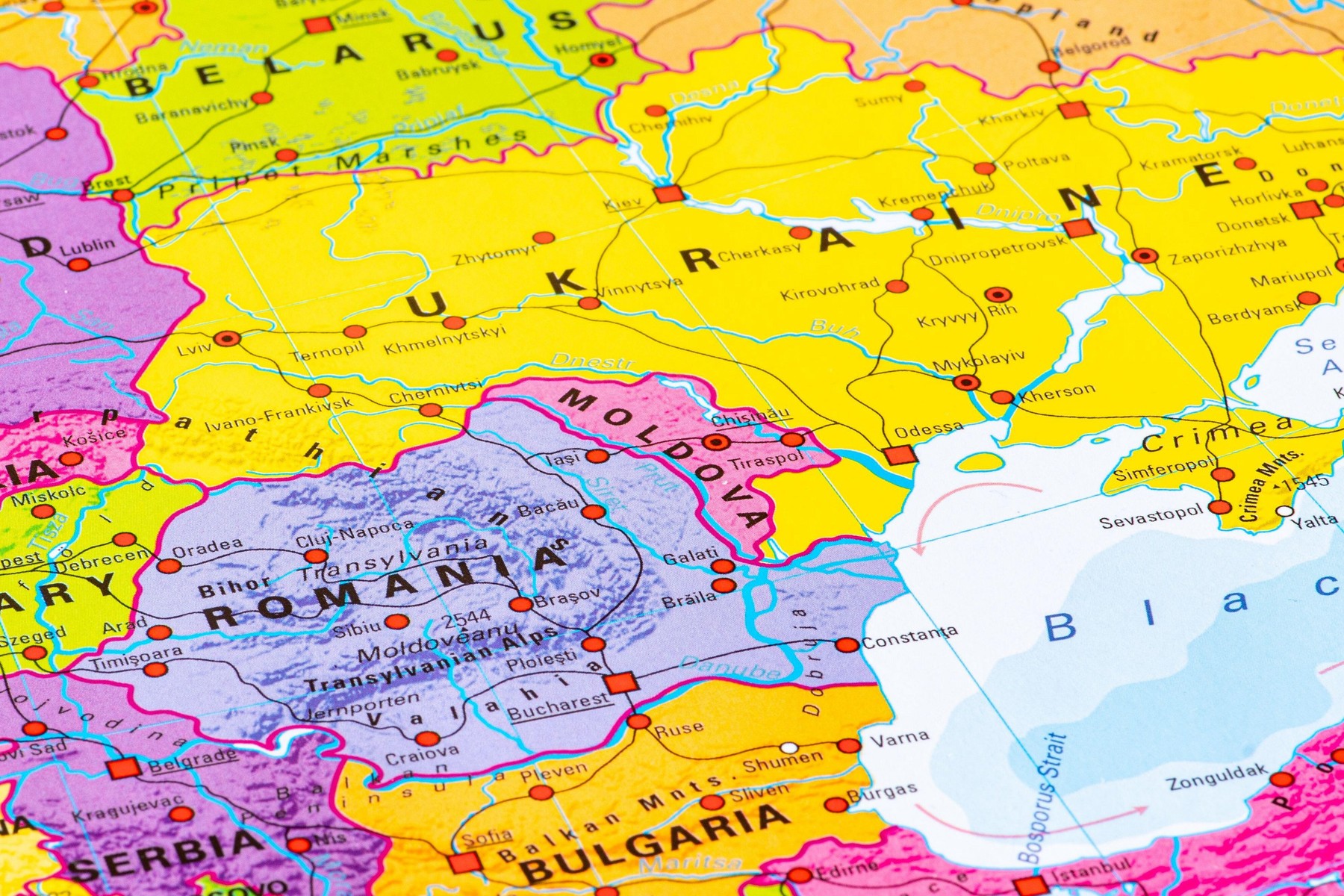 Românii din Ucraina cer Guvernului să apere dreptul de a învăța în limba maternă. „Ne zbatem. E o durere”