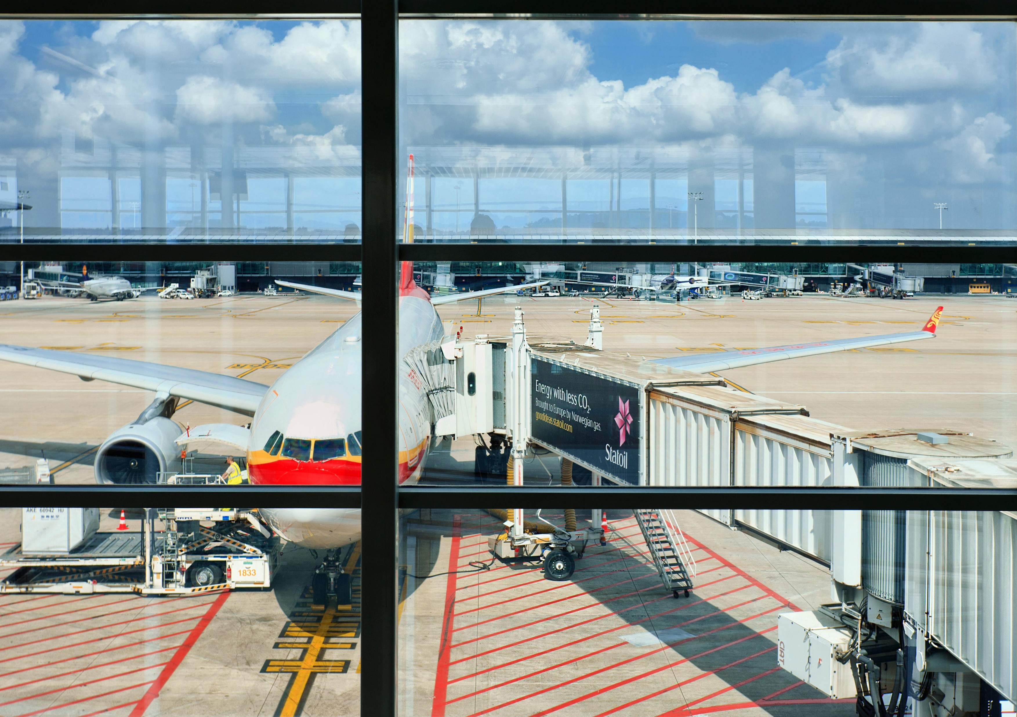 UE stabilește obiective ecologice obligatorii pentru sectorul aviației