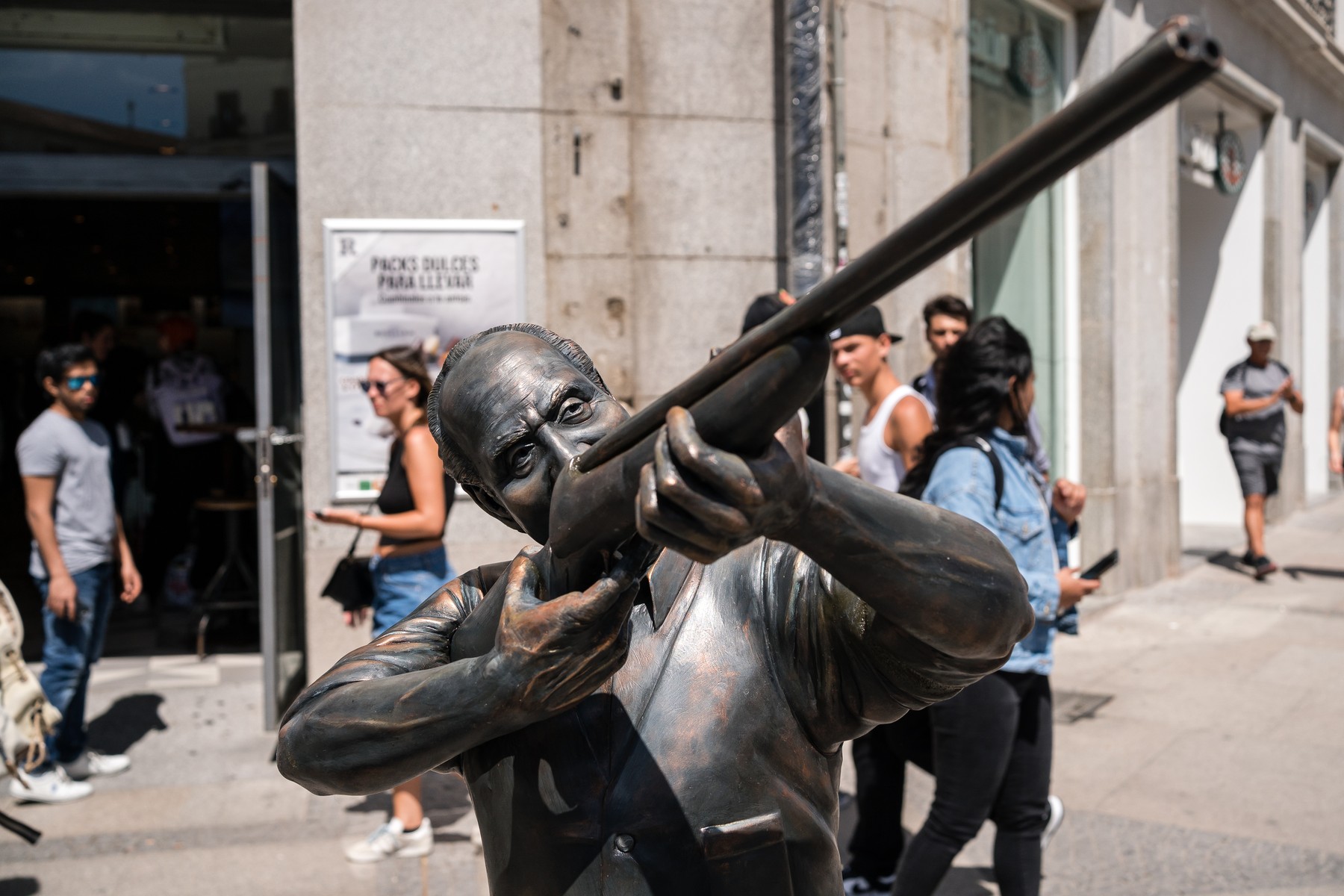 O statuie ironică cu fostul rege Juan Carlos care împușcă simbolul Madridului a fost montată în capitala spaniolă