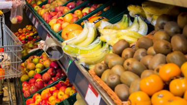 fructe si legume in supermarket