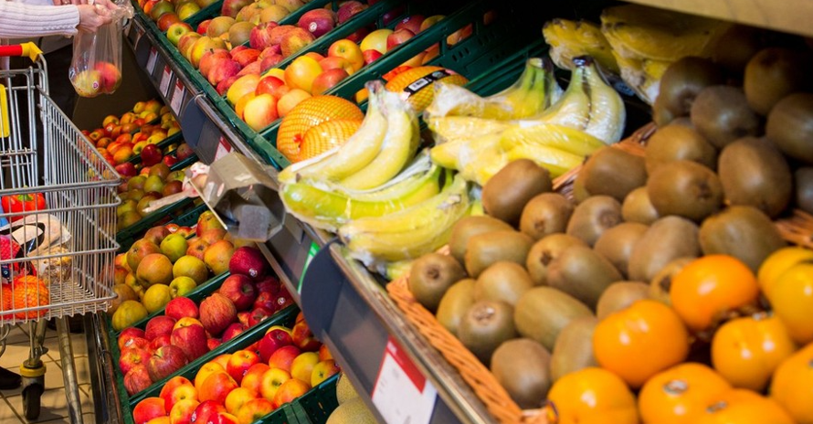 Supermarket amendat cu 70.000 de lei pentru că vindea fructe mucegăite