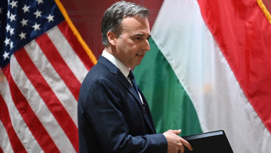 David Pressman, ambasadorul SUA în Ungaria, susține o conferință de presă la Budapesta pe 12 aprilie 2023.