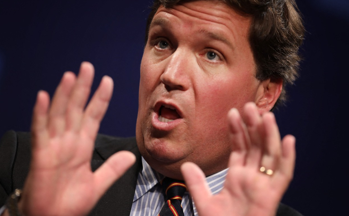 Limbajul vulgar la adresa femeilor a fost motivul care a dus la concedierea lui Tucker Carlson de la Fox News
