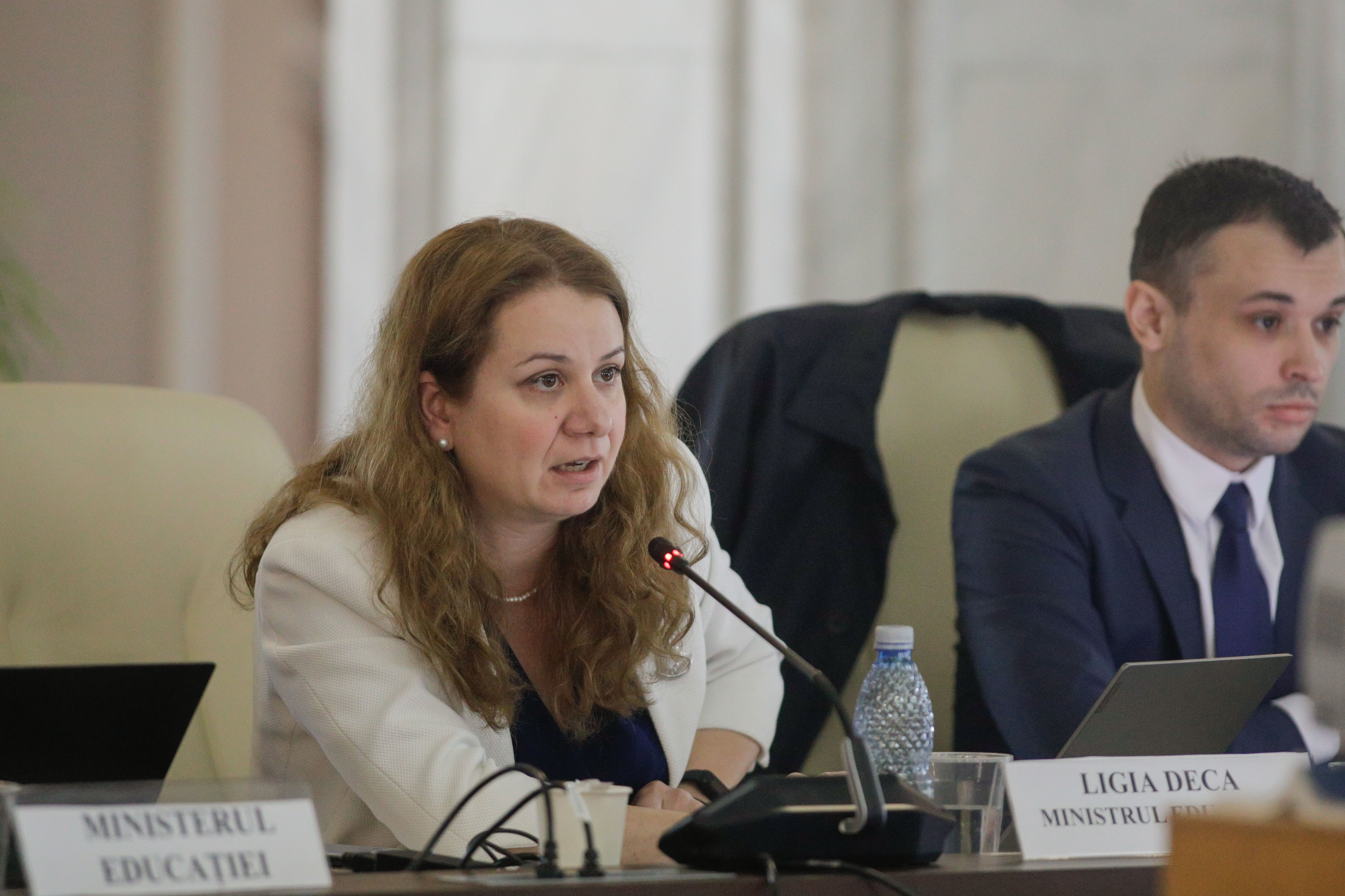 Cum vrea Ministerul Educației să reducă violența și consumul de droguri în școli