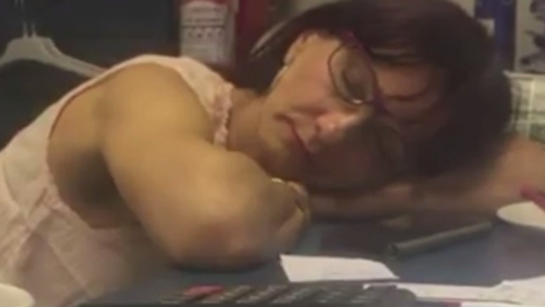 o femeie doarme cu capul pe birou