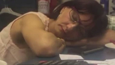 o femeie doarme cu capul pe birou