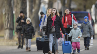 refugiati ucraineni cu bagaje, pe strada