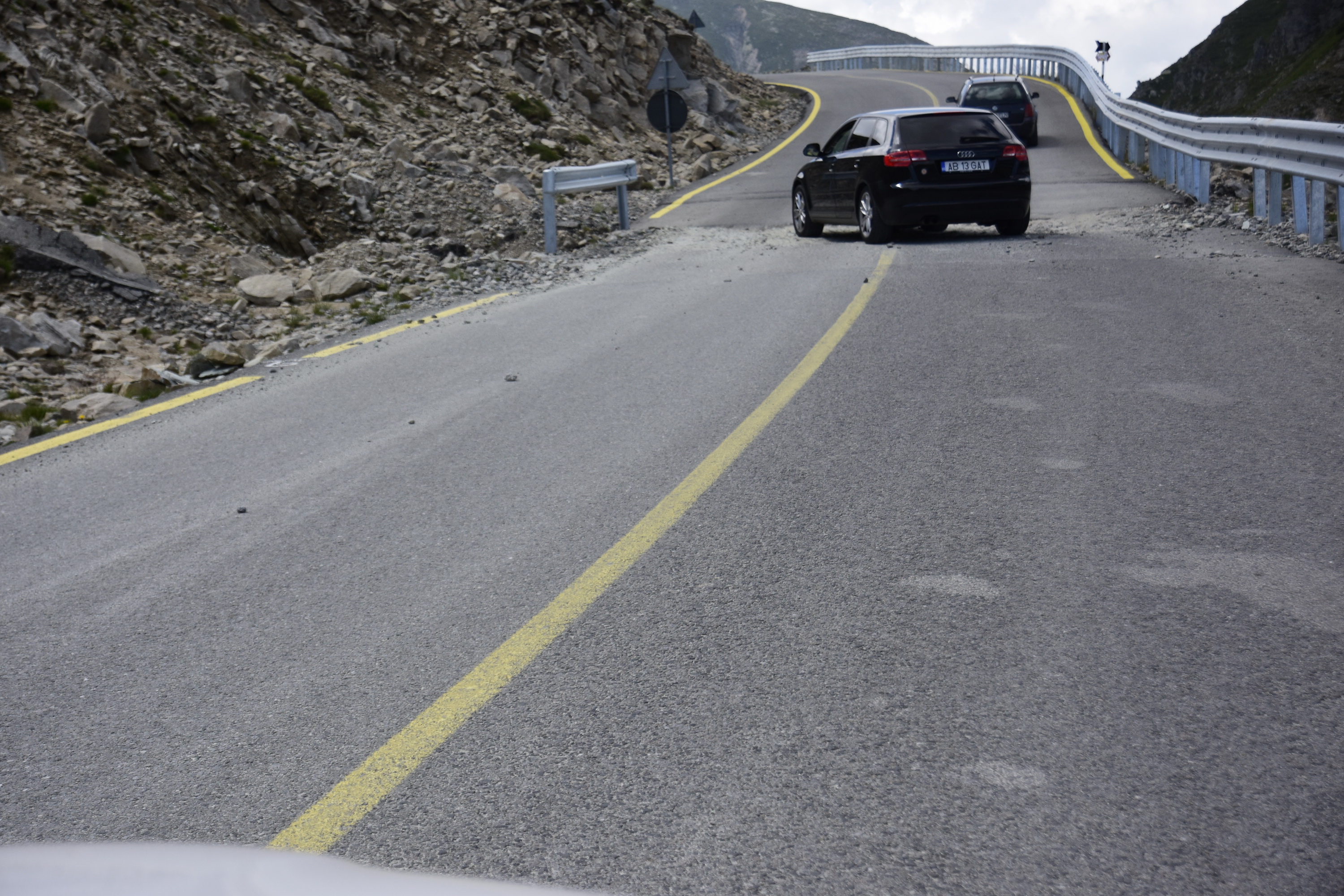 Circulația pe o porțiune din Transalpina va fi oprită în noaptea de miercuri spre joi din cauza căderilor de pietre de pe versanți