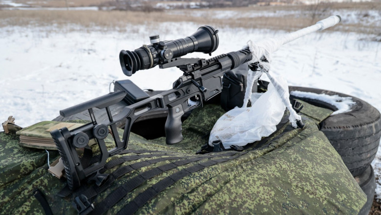 O pușcă cu lunetă fotografiată în Ucraina pe 16 februarie 2023.