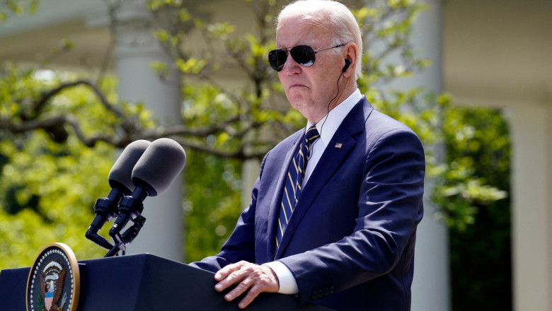 Președintele SUA Joe Biden susține o conferință de presă pe peluza Casei Albe pe 26 aprilie 2023.
