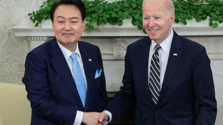 Yoon suk-yeol strânge mâna lui Joe Biden