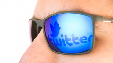 ochelari de soare pe care e reflectata sigla twitter