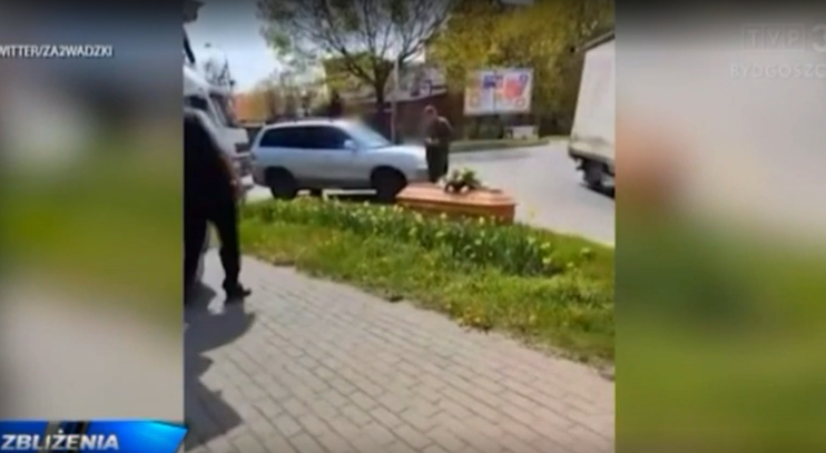 Un sicriu a căzut dintr-o mașină funerară în mijlocul străzii, în drum spre înmormântare. Șoferul și-a continuat drumul