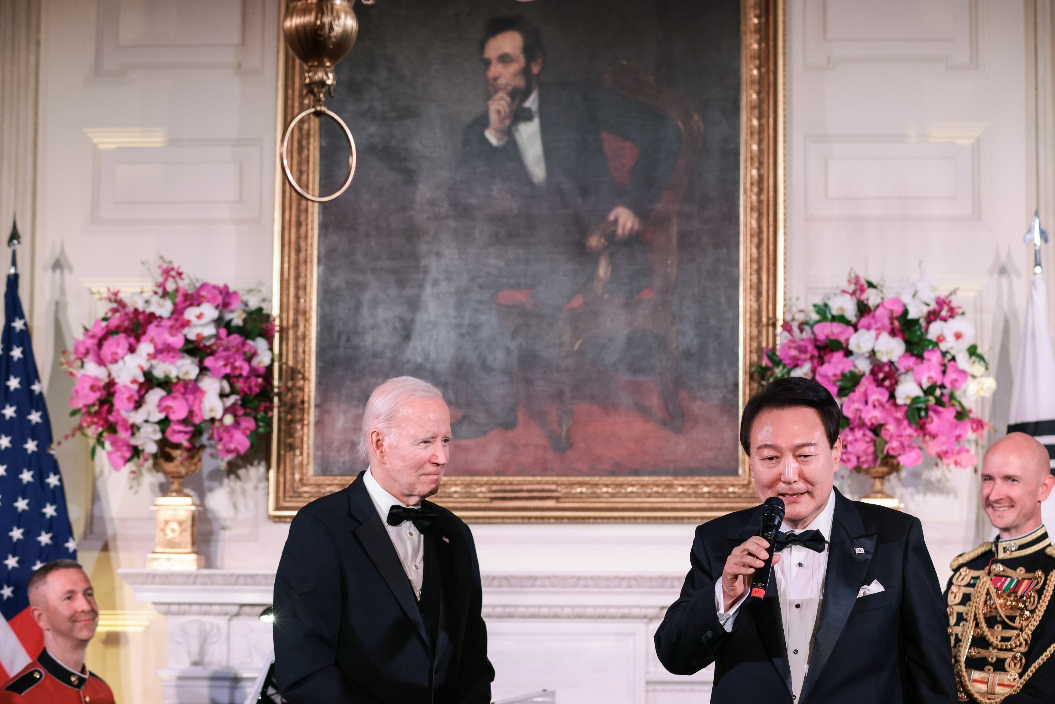VIDEO&FOTO. Președintele sud-coreean i-a cântat „American Pie” lui Joe Biden. Imaginile au devenit virale