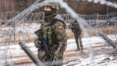 Soldat polonez văzut prin sârmă ghimpată