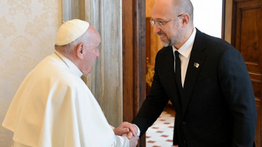 Papa Francisc îi strânge mâna premierului ucrainean Denis Şmîhal la Vatican, pe 27 aprilie 2023.