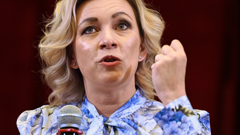 Maria Zaharova cu pumnul stâng ridicat