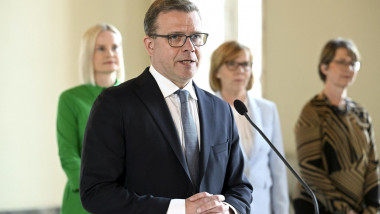 Petteri Orpo, liderul partidului Coaliția Națională, vorbește la o conferință de presă din Parlamentul de la Helsinki, Finlanda, pe 27 aprilie 2023.