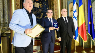 Directorul SRI Eduard Hellvig primește o medalie din partea Federației Comunităților Evreiești din România în București pe 27 aprilie 2023.