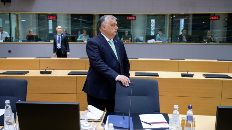 Premierul ungar Viktor Orban așteaptă începerea unui summit la sediul Consiliului European de la Bruxelles pe 23 martie 2023.