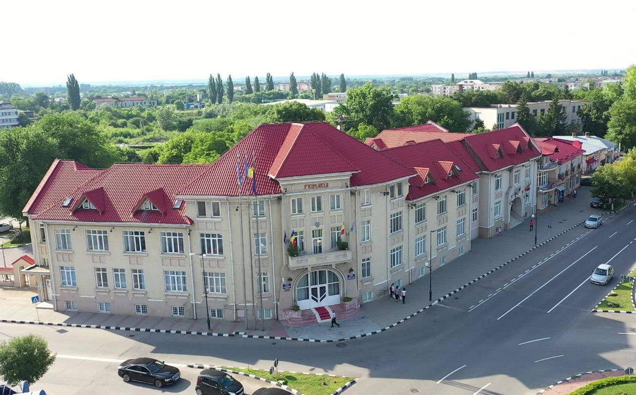 Microbuze noi cumpărate cu bani europeni de Primăria Giurgiu zac nefolosite din 2020: A crescut iarba în ele, le dăm la păscut