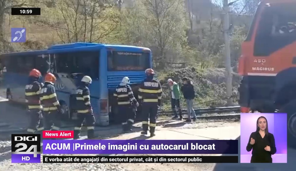 Primele imagini cu autocarul plin cu copii rămas blocat pe linia ferată, în Hunedoara