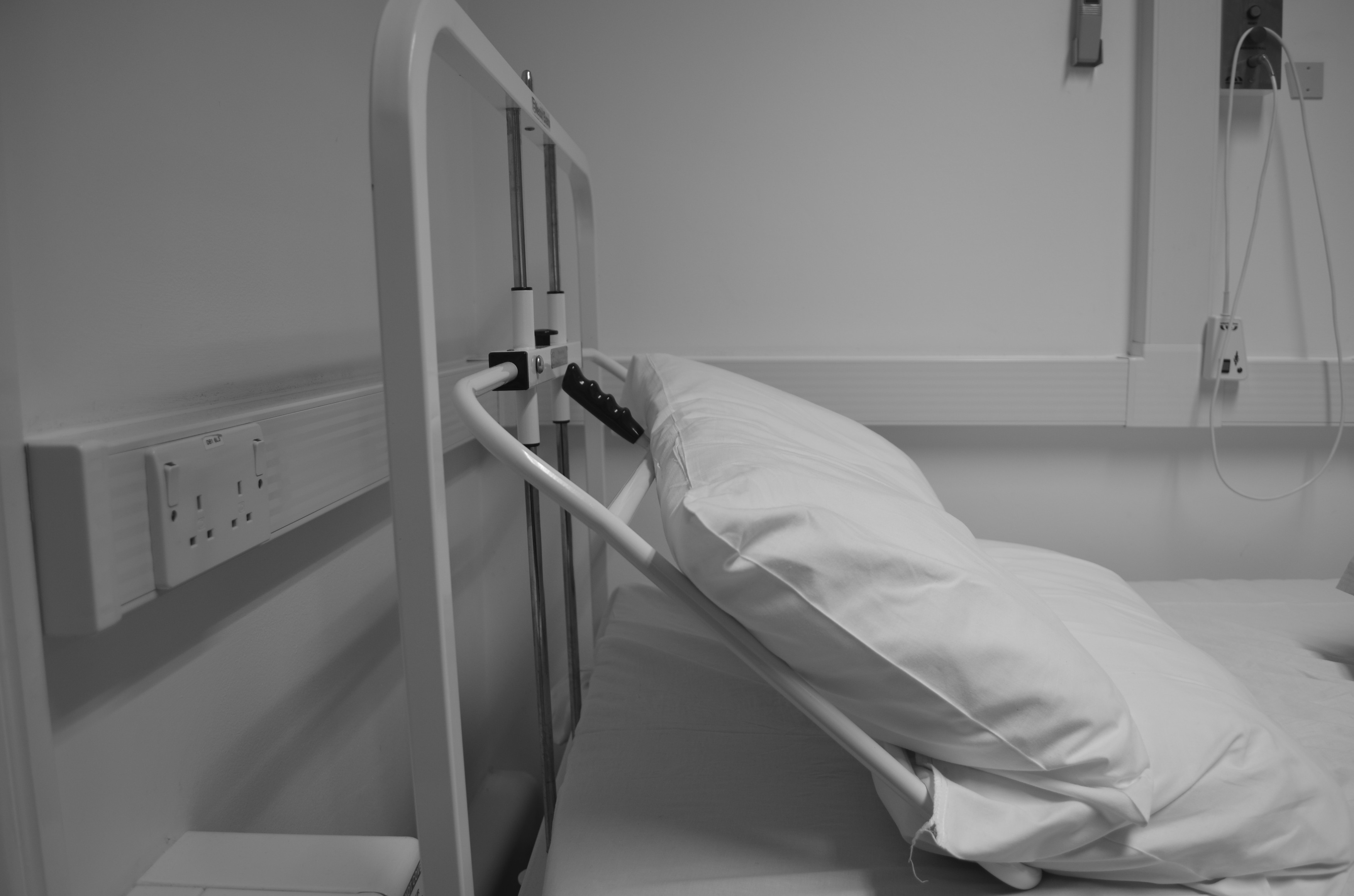 A murit femeia arsă în explozia de la spitalul din Ploiești, provocată de un muncitor care ar fi folosit un flex
