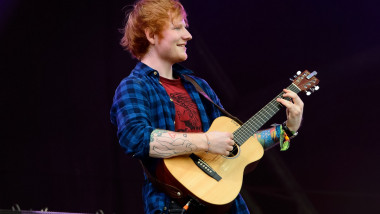 Ed Sheeran cântă la chitară