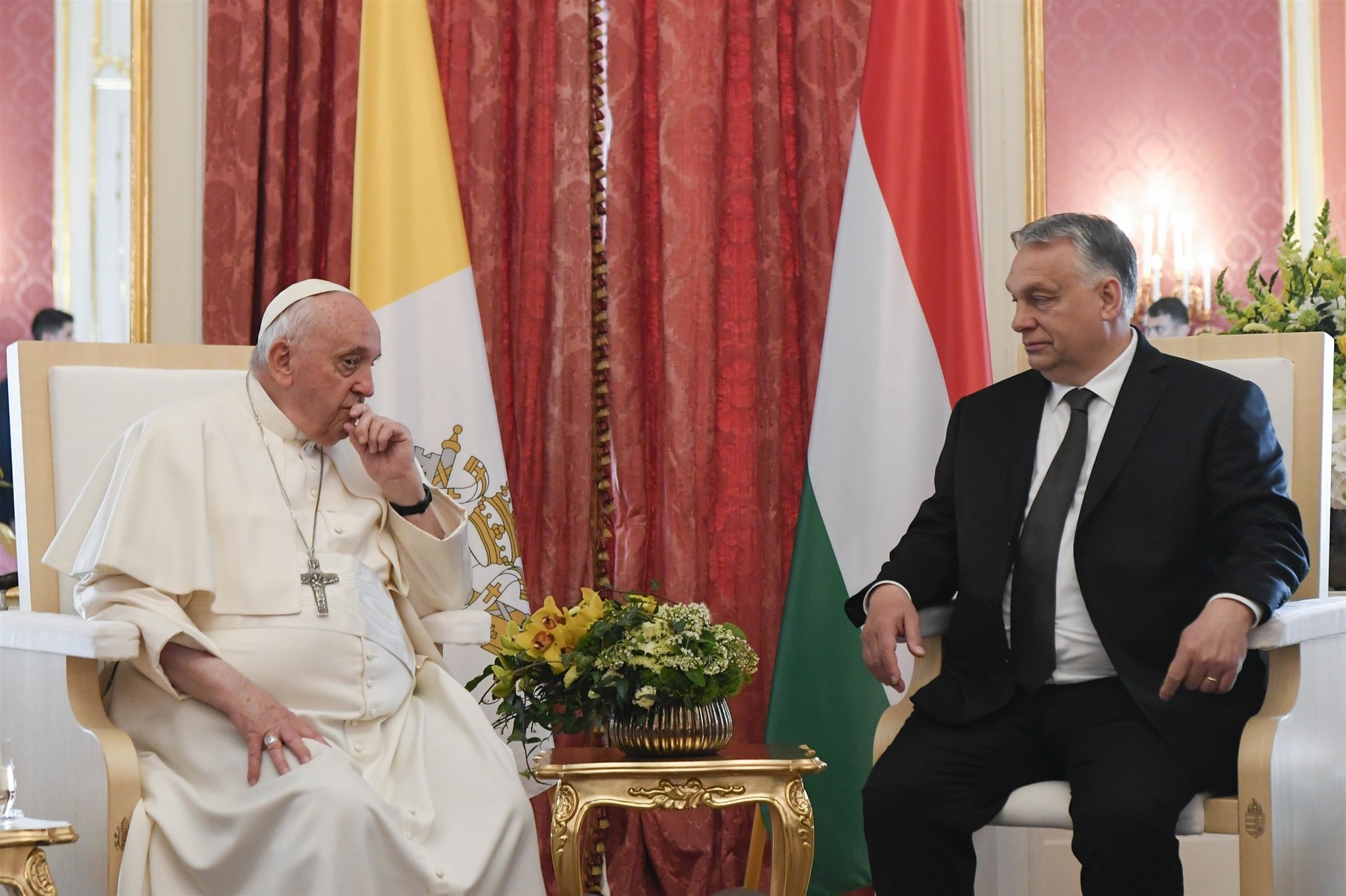 Papa l-a criticat subtil pe Viktor Orban în vizita de la Budapesta pentru „infantilismul belicos”