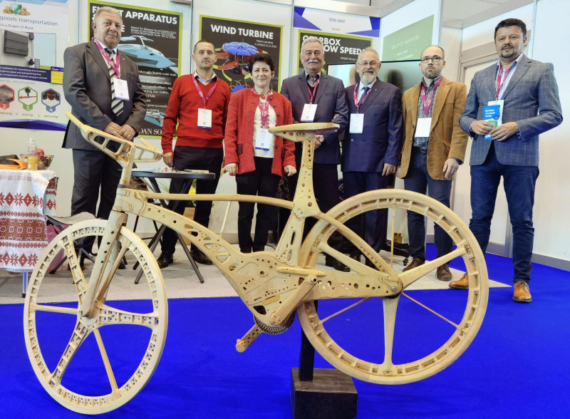 bicicleta de lemn