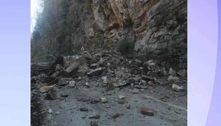 Pericol pe Transalpina din cauza căderilor de pietre. Traficul este blocat