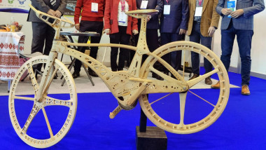 bicicleta din lemn
