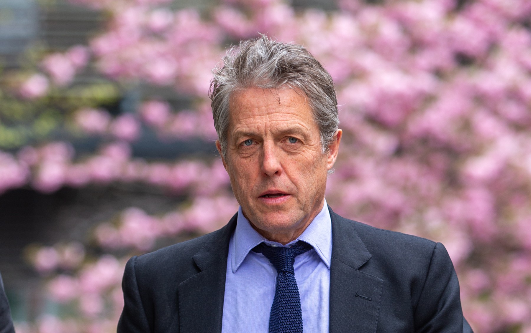 Hugh Grant acuză tabloidul The Sun că ar fi angajat detectivi particulari care să îi spargă apartamentul și să îl spioneze