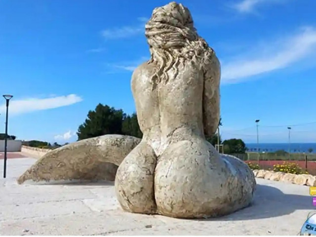 FOTO Scandalo in Italia per la statua di una sirena “troppo provocante”: “È un omaggio alle donne con le forme”