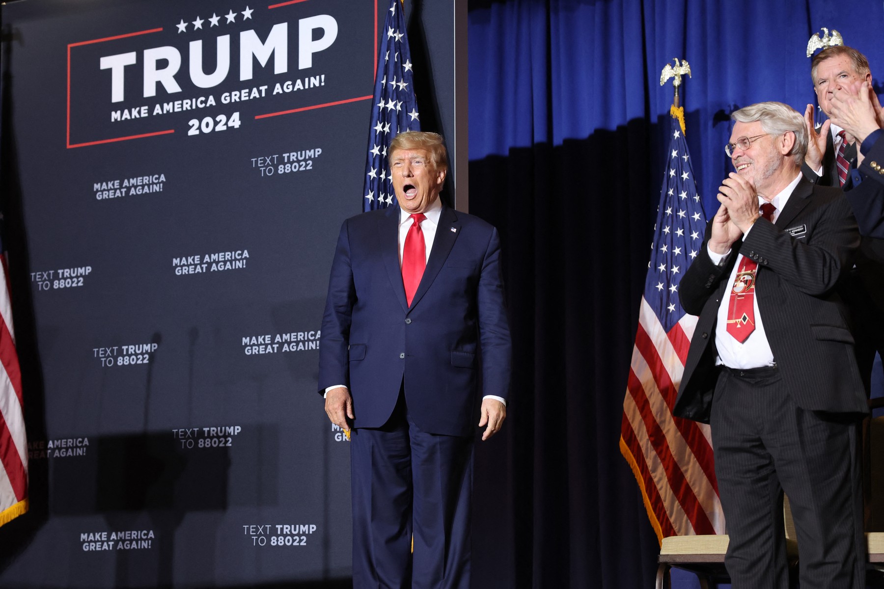 Donald Trump l-a imitat pe Joe Biden într-un miting cu susținătorii săi. El promite să-l „zdrobească” în alegeri pe actualul președinte