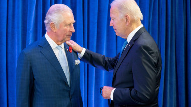 Joe Biden cu mâna dreaptă pe umărul lui Charles