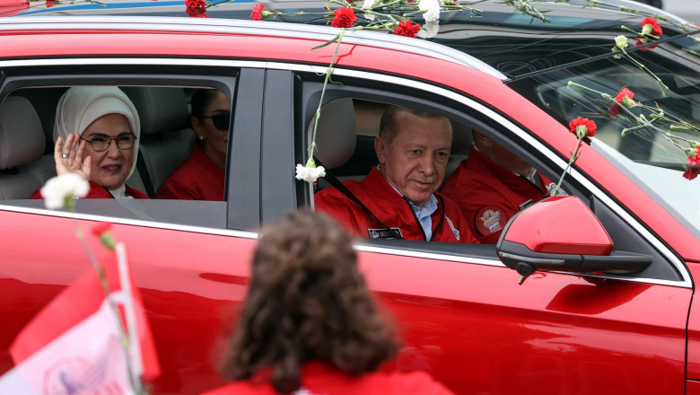 Erdogan într-o mașină roșie.