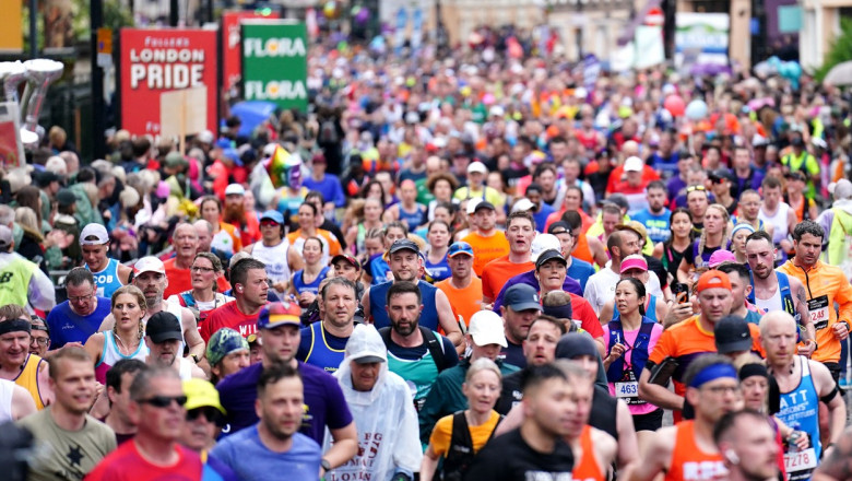 oameni alearga la un maraton