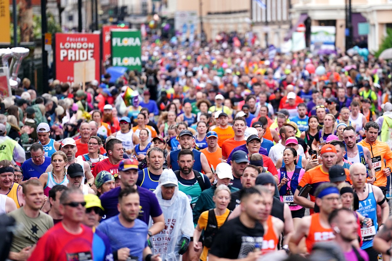 Un maratonist care a terminat în 3 ore un traseu de 42 de kilometri a murit „din senin”, în drum spre casă