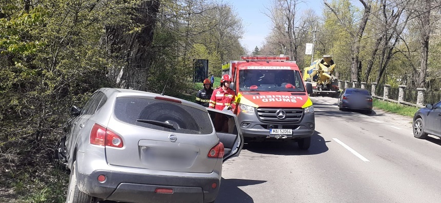 Impact violent între două mașini pe o șosea din Suceava. O mamă și cei doi copii de 2 şi 5 ani au fost răniți