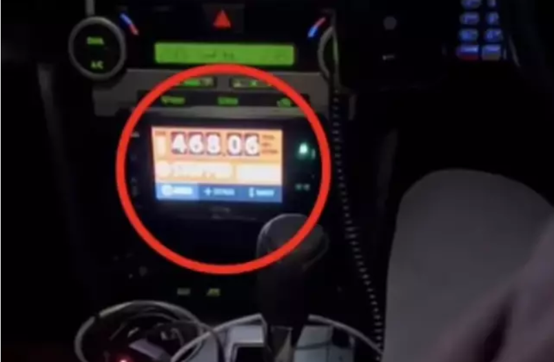 Un bărbat care a adormit într-un taxi a aflat la destinație că are de plătit o sumă uriașă. Explicația șoferului: „Sunt nou”