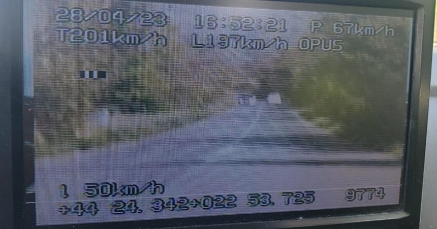 Un șofer a fost prins cu peste 200 km pe oră pe un drum național din Mehedinți