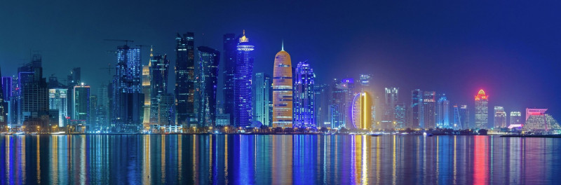 Clădiri din Doha și Lusail luminate noaptea