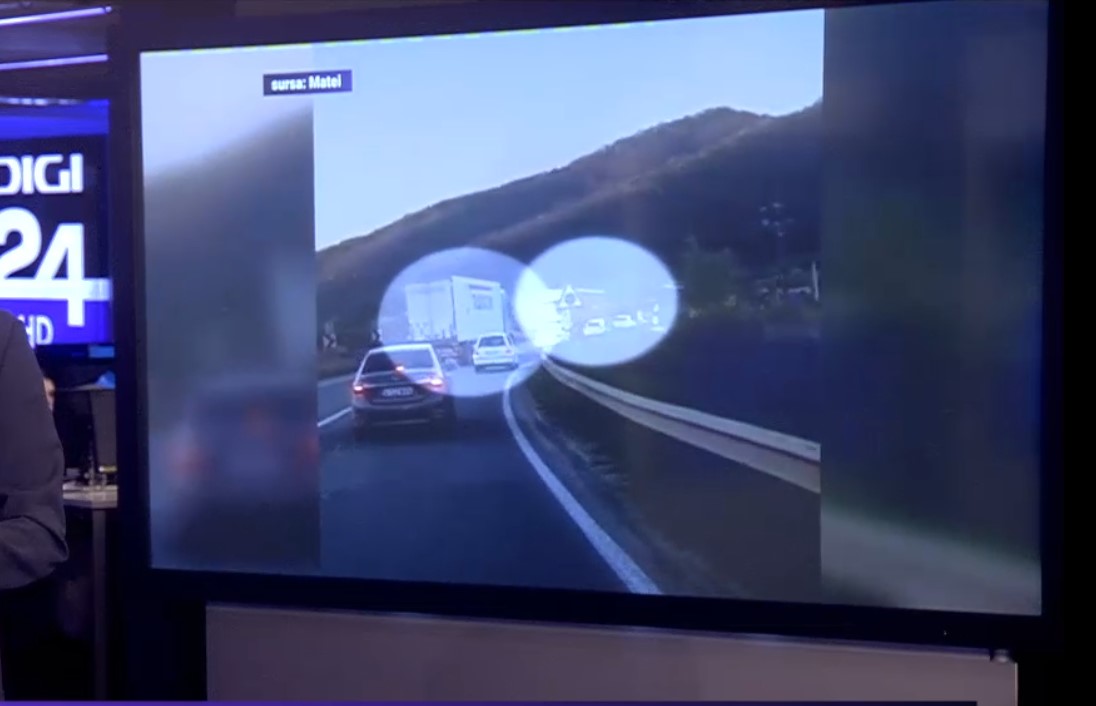 VIDEO Momentul în care două TIR-uri sunt la un pas să se ciocnească. Poliția îl caută pe șoferul vinovat