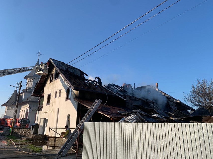Casă parohială distrusă de un incendiu puternic, în Neamț. Pompierii s-au luptat cu flăcările timp de 7 ore
