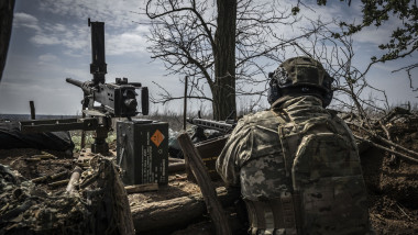 militar ucrainean lângă o mitralieră