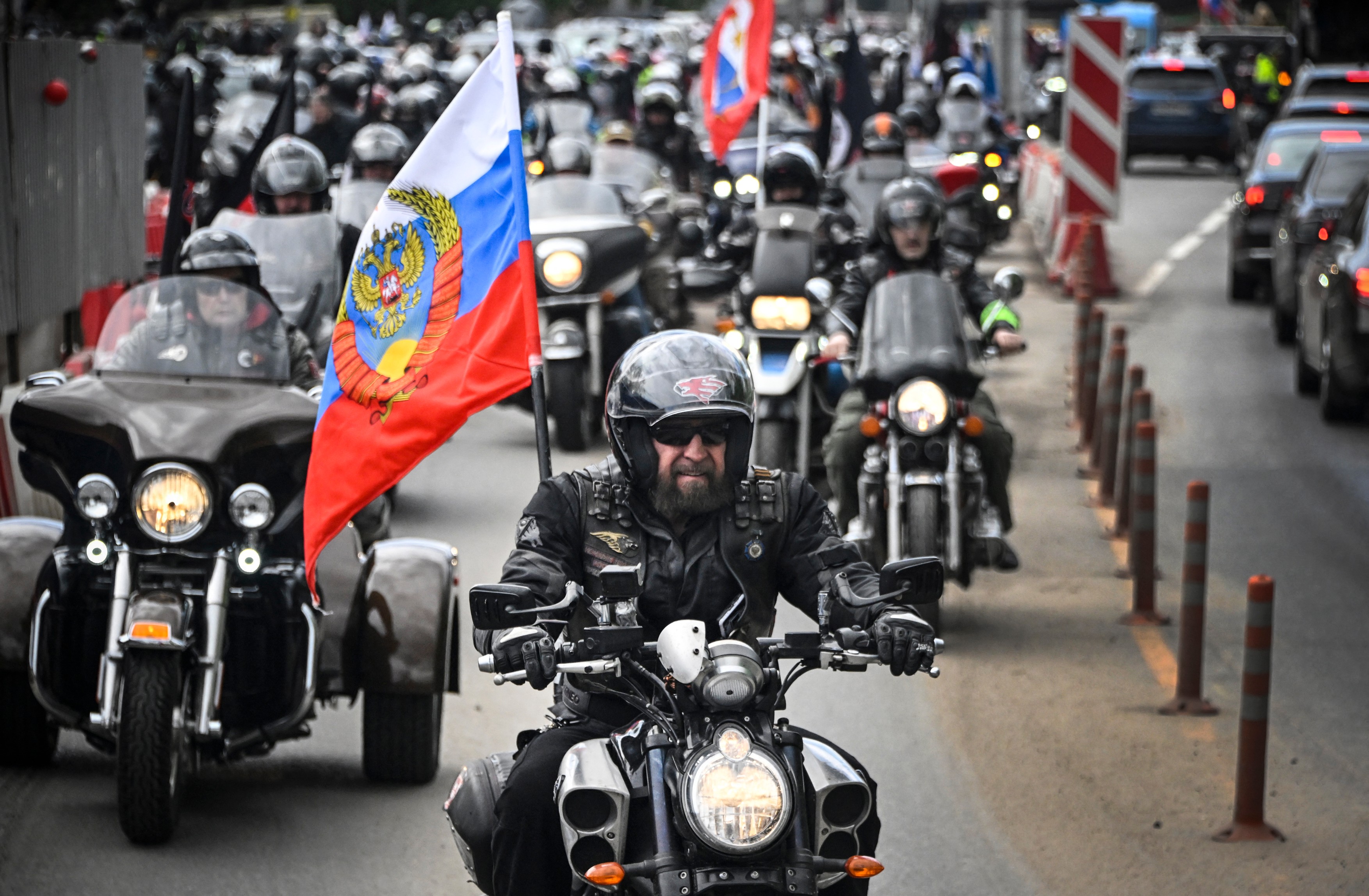 Sute de bikeri ruși fani Putin au plecat într-un „raliu patriotic” spre Berlin, cu simbolul „Z” pe motociclete