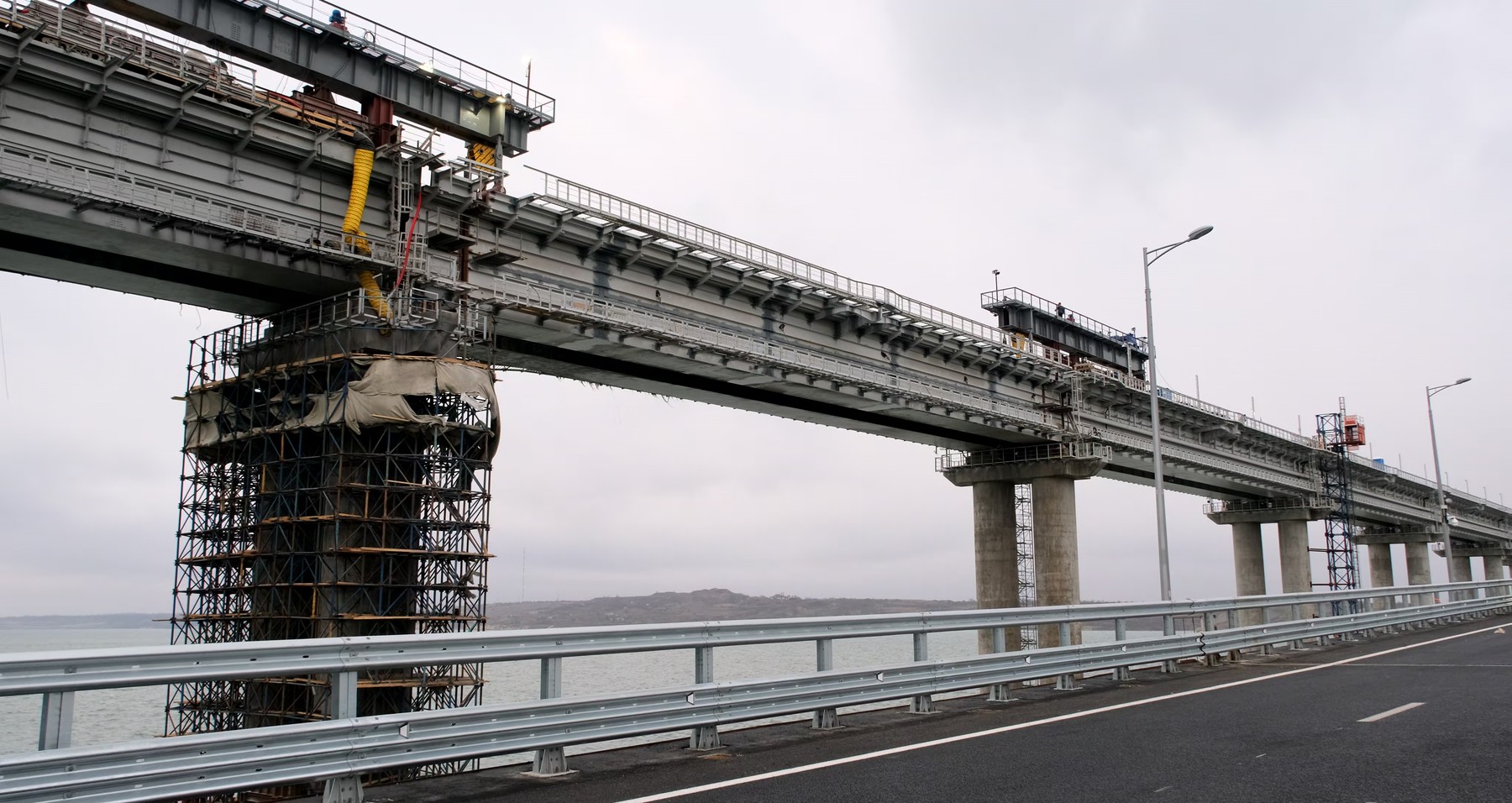Transportoare încărcate cu butan şi propan au traversat podul Kerci după patru luni de aşteptare. Cum arată acum podul lui Putin